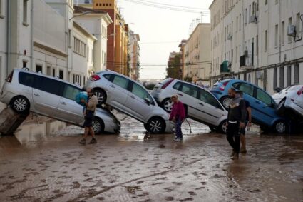 Valencia, 95 morti per alluvione. Allarme nubifragi a Barcellona