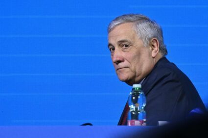 Minaccia a Tajani: “Stop sostegno a Israele, pronti ad attacchi e uso forza armata”